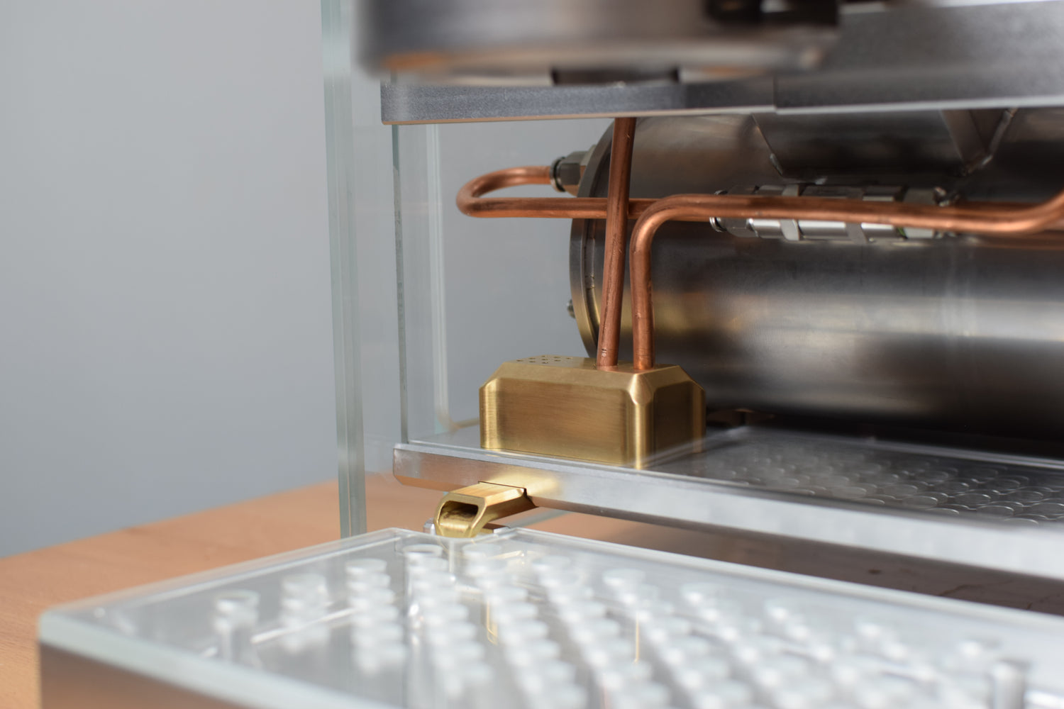 Detail image of floating drip tray and open drip spout