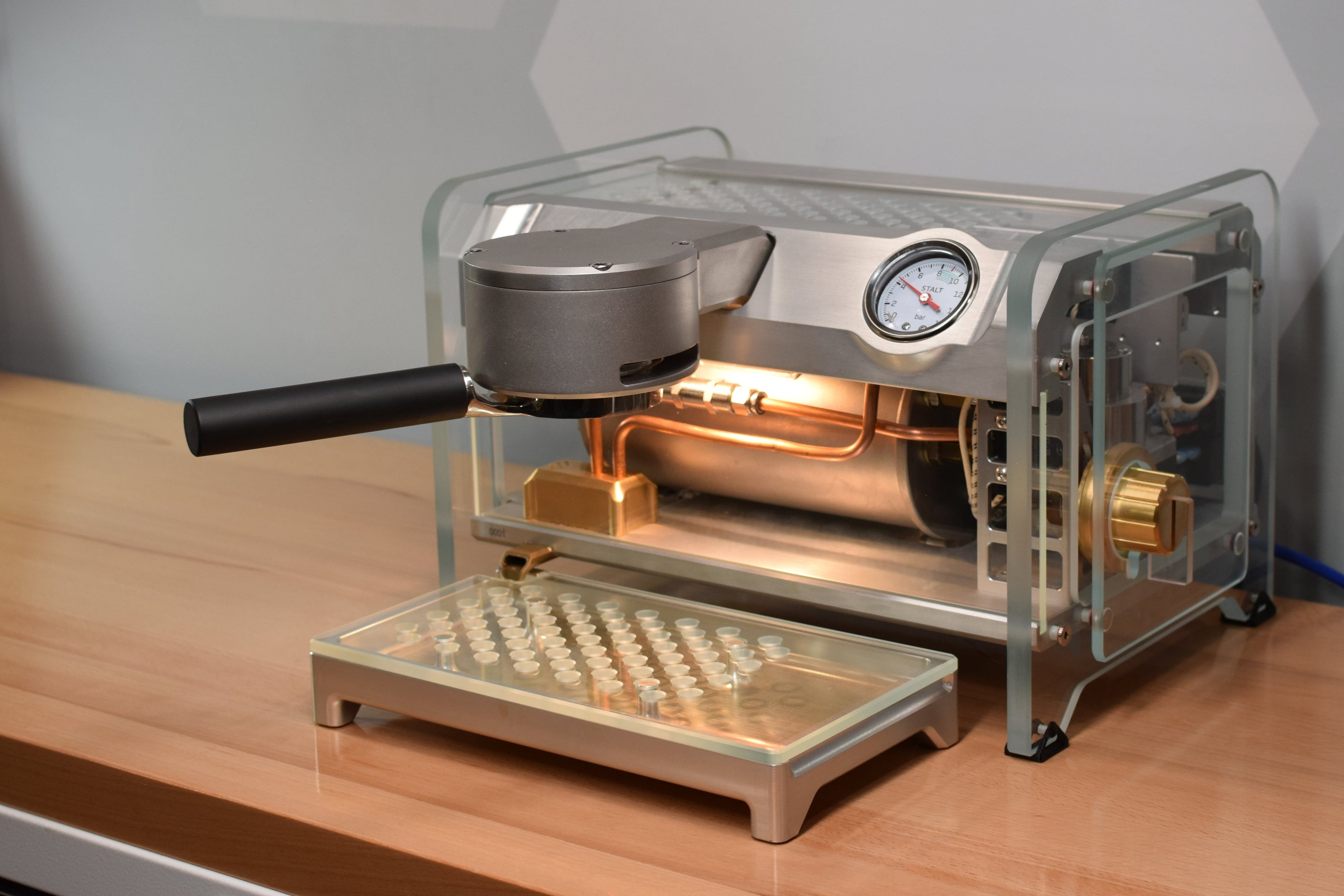 Glass espresso machine with manually controlled gear pump and unifilter